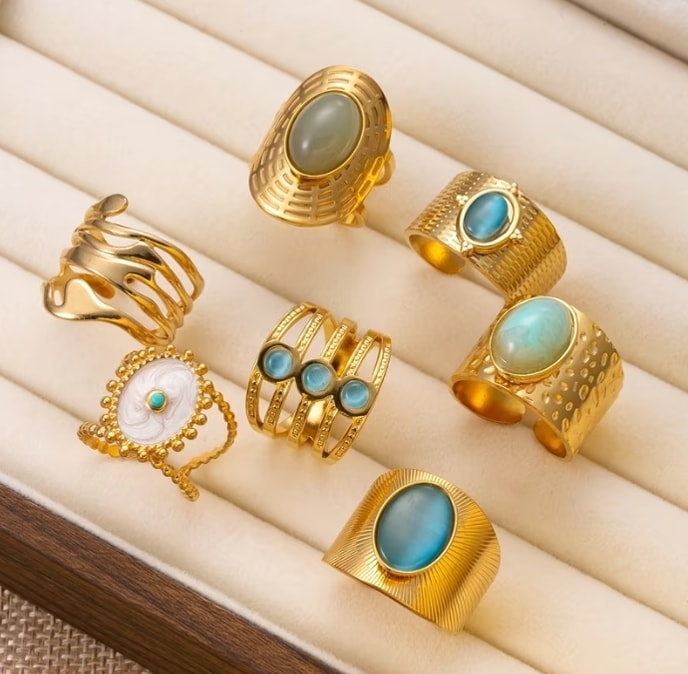 Anillos dorados con piedras semipreciosas