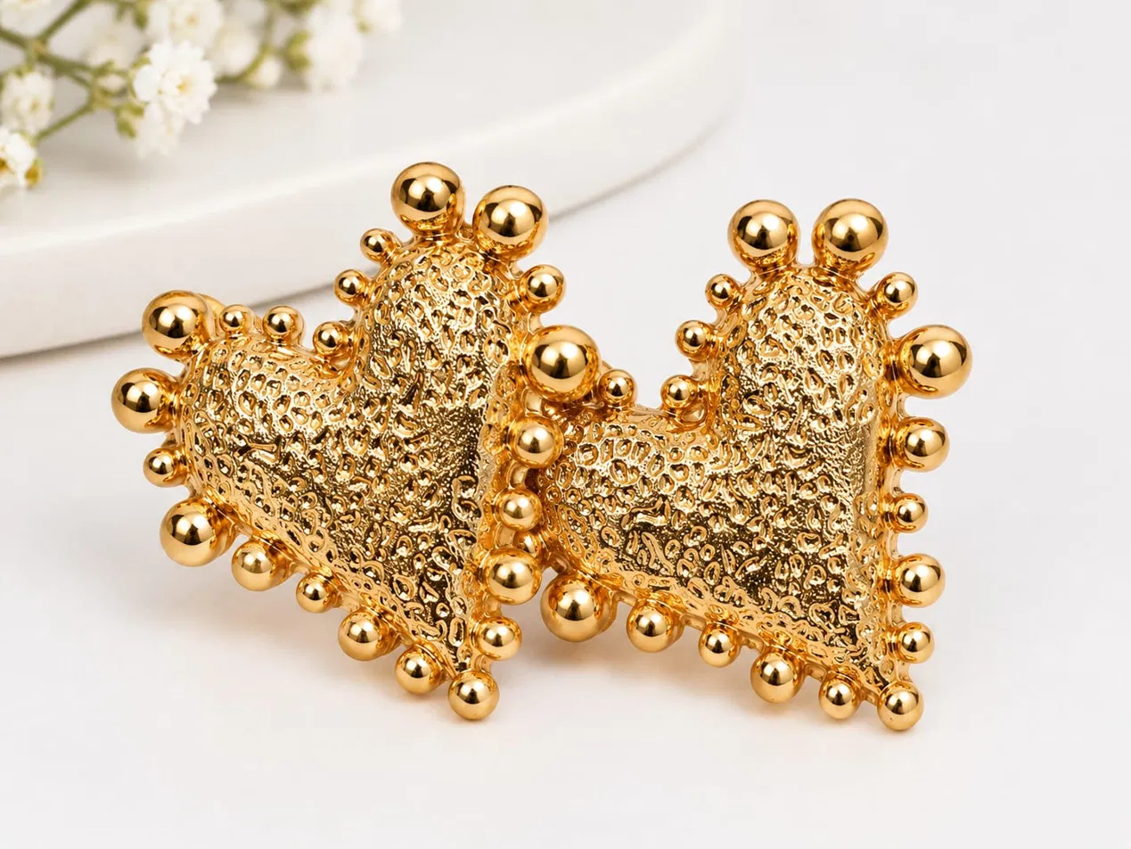 Aretes dorados filigranados con esferas decorativas