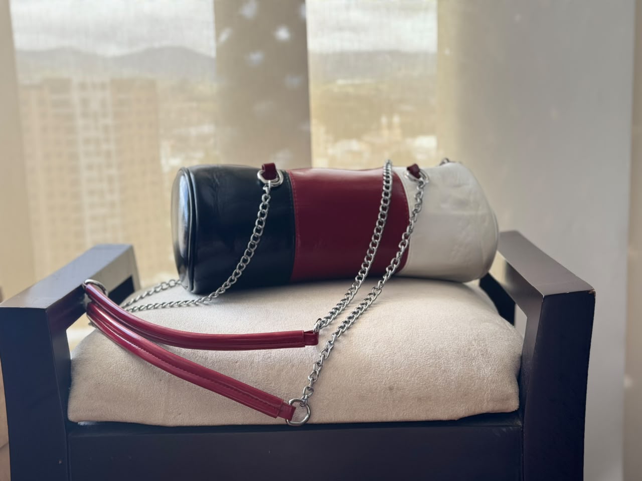Bolso cilíndrico tricolor con cadena plateada
