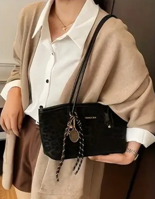 Bolso de mano vintage con cadena y plumilla en negro