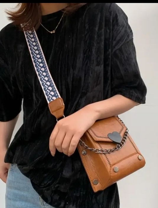Bolso retro de doble capa con dije de corazón en negro