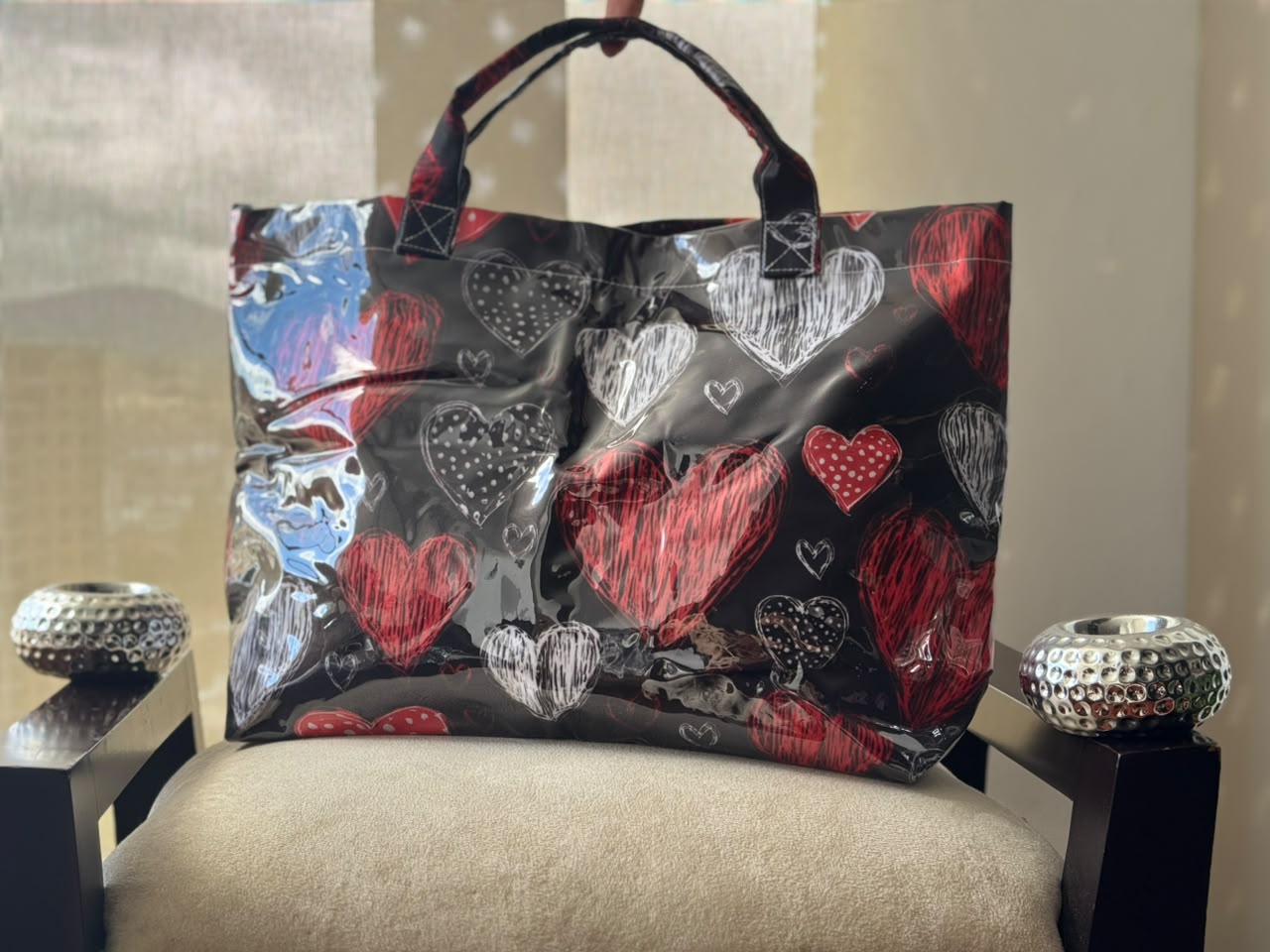 Bolso tote impermeable estampado de corazones