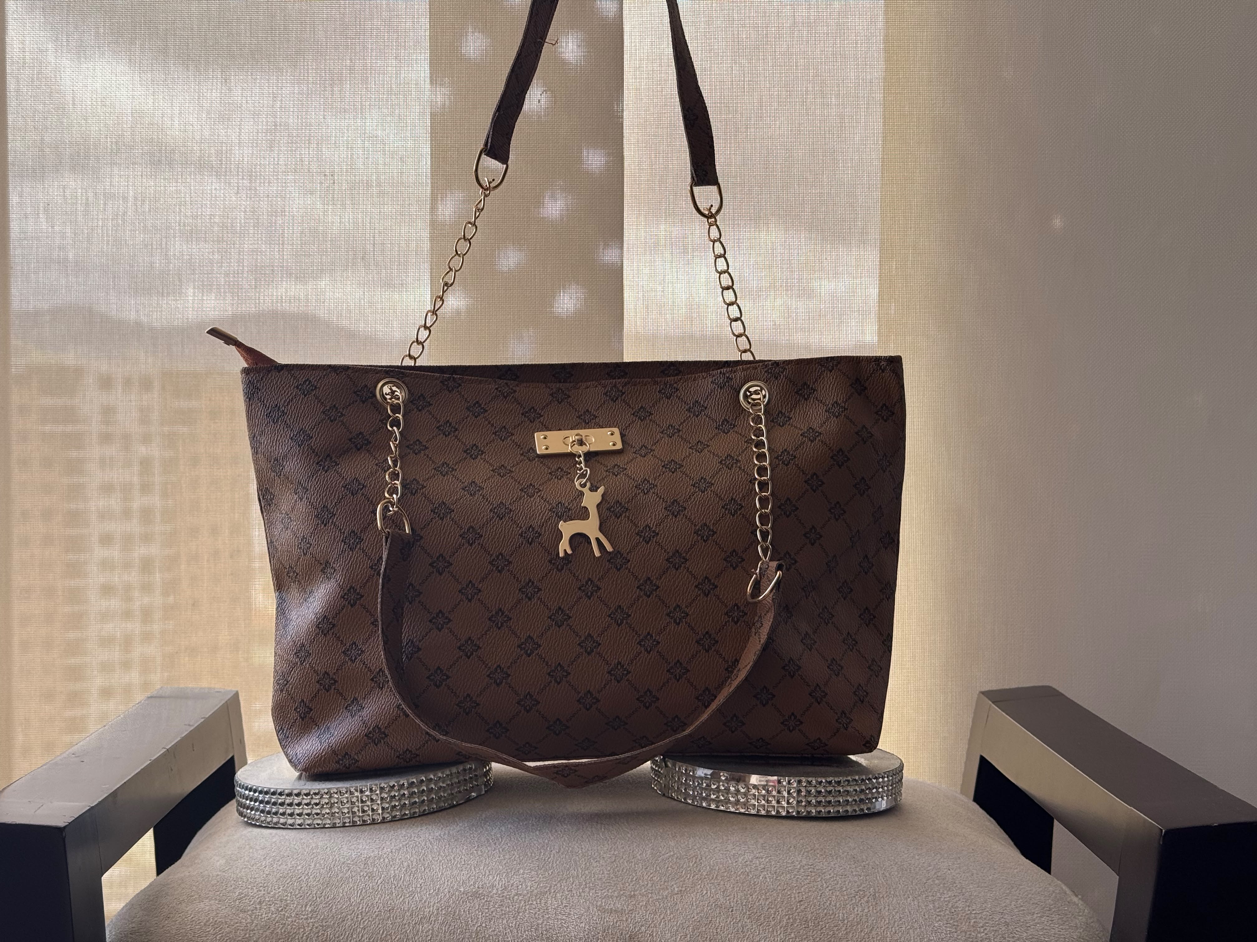 Bolso tote monograma café con dije de venado