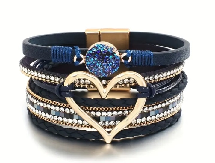 Brazalete bohemio multicapa azul marino con geoda y corazón dorado