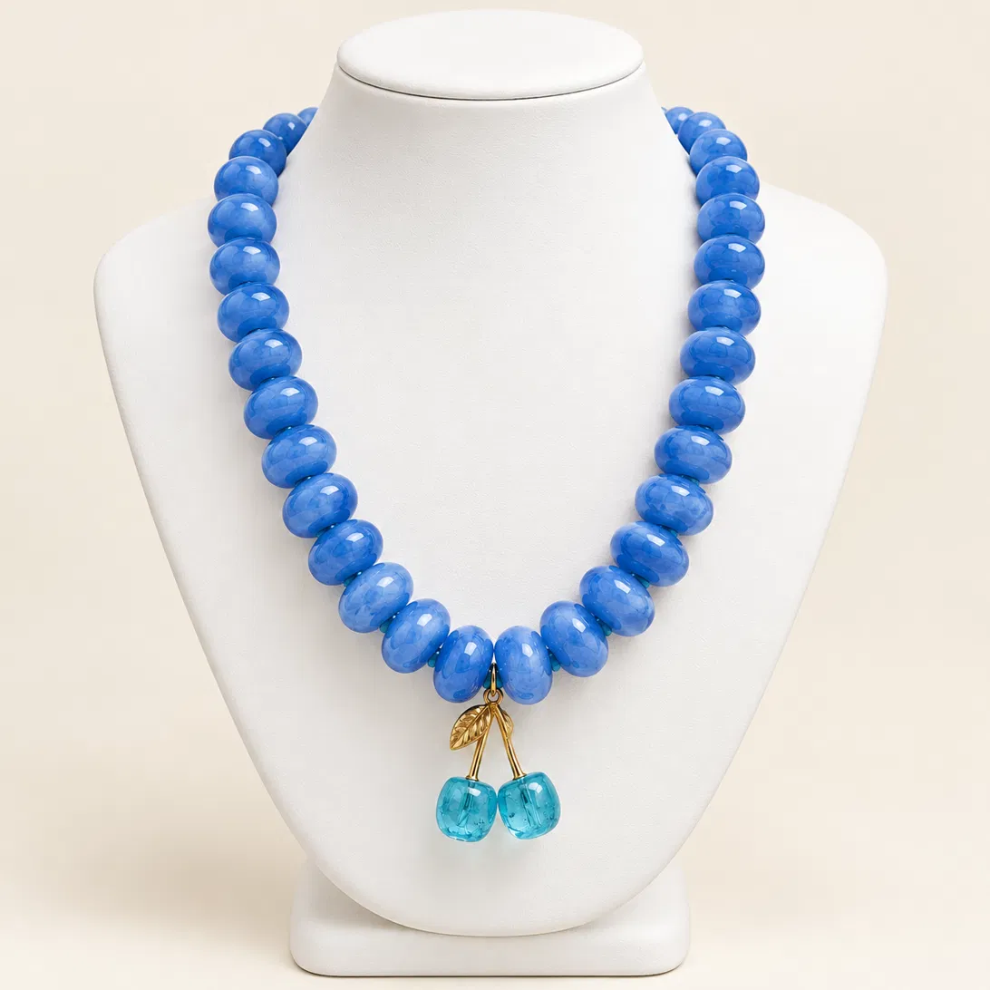 Collar bohemio azul zafiro con frutas turquesa y hojas doradas