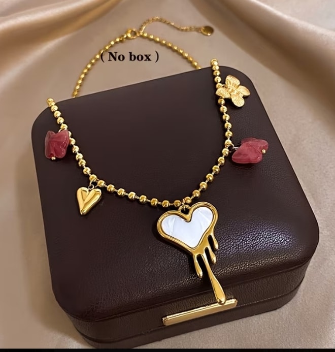 Collar bohemio dorado con corazón blanco y mano, dijes florales