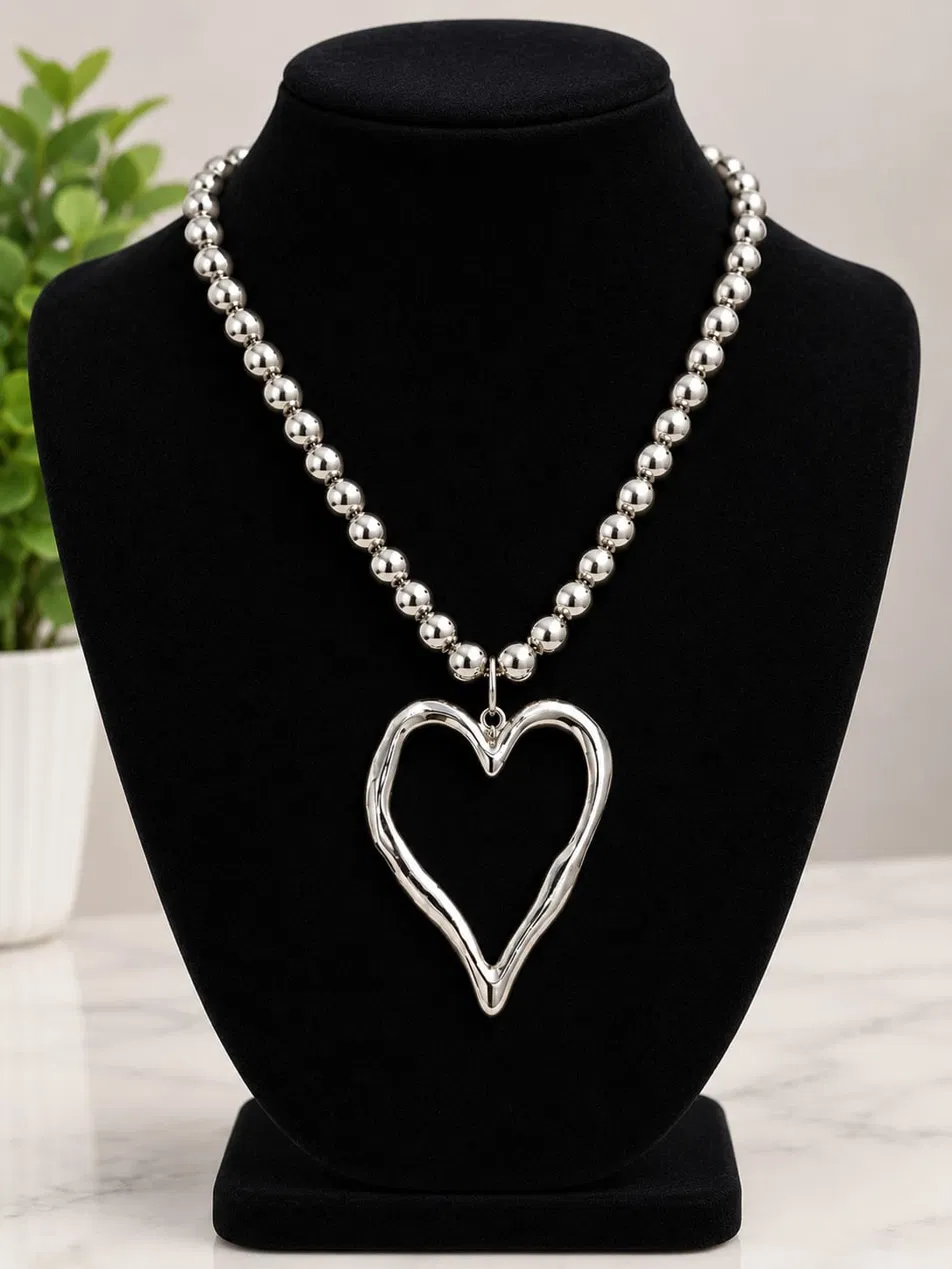 Collar cadena de cuentas plateadas con corazón hueco