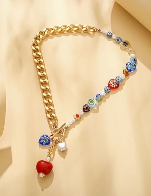 Collar cadena dorada con cuentas florales y corazón rojo