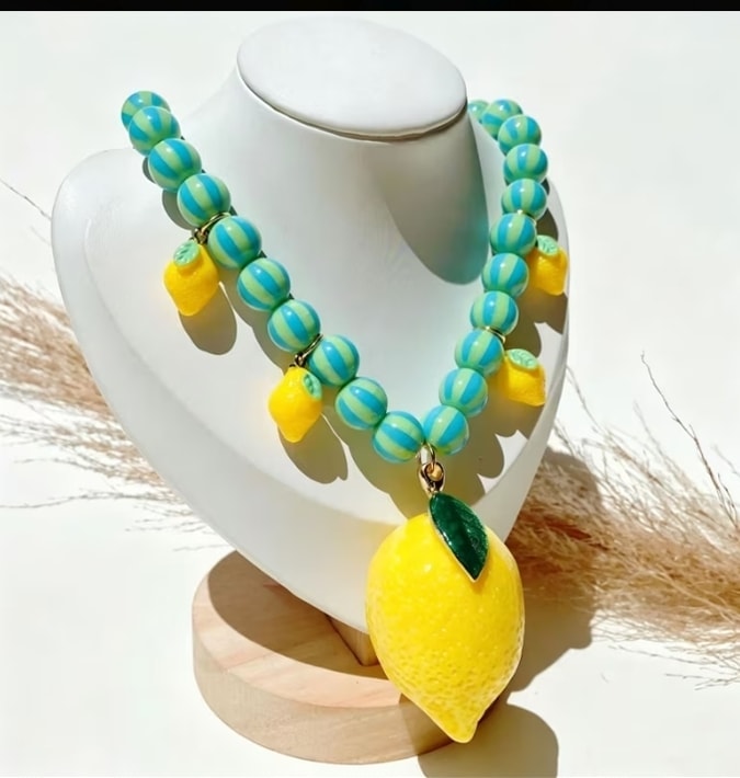 Collar con cuentas turquesa y dijes de limón