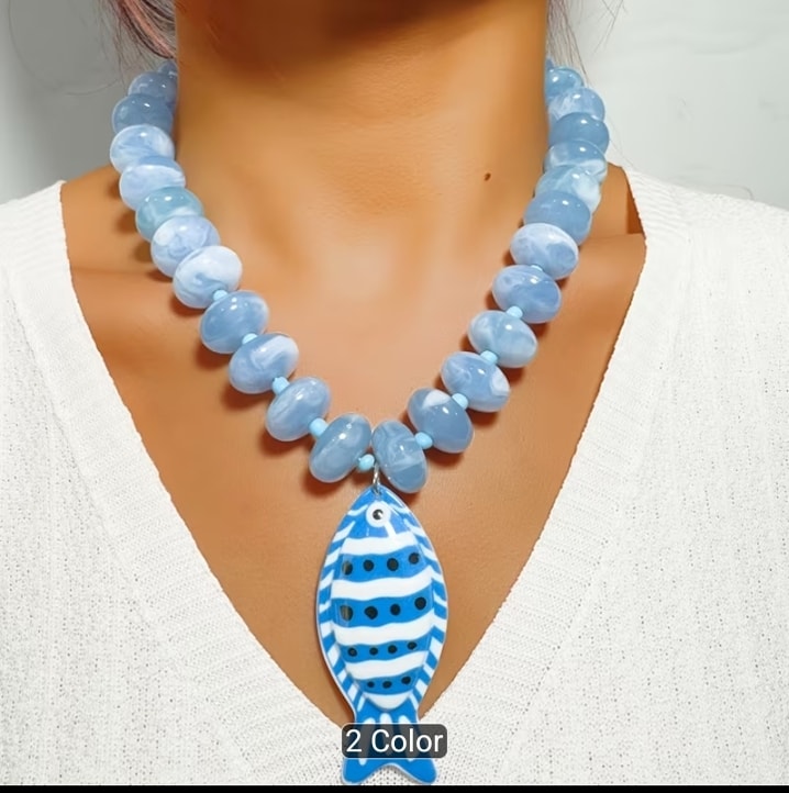Collar de clavícula bohemio oceánico con pececito azul y blanco
