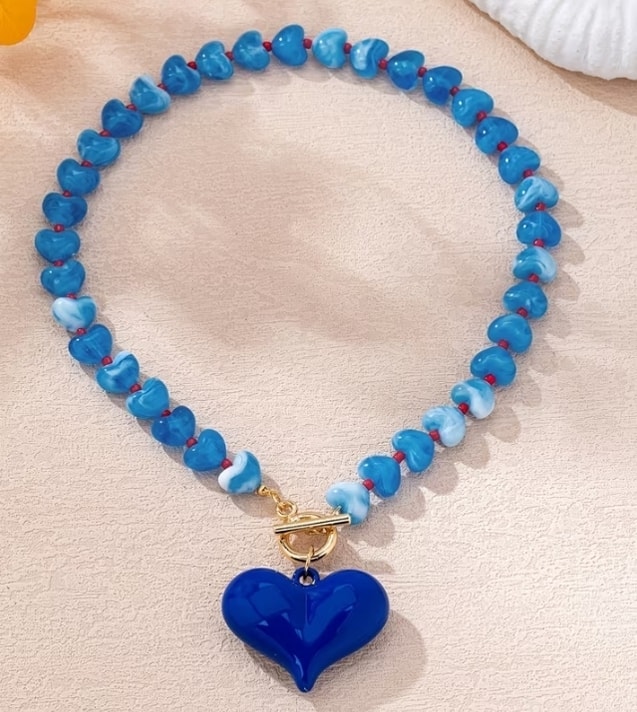 Collar de corazones azul cielo con dije colgante