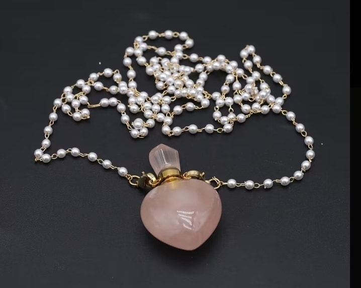 Collar de perlas blancas con dije de corazón rosa
