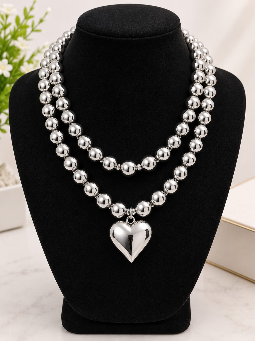 Collar doble cadena de cuentas plateadas con corazón sólido
