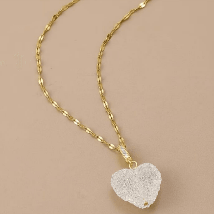 Collar minimalista con corazón de azúcar blanco y cadena dorada