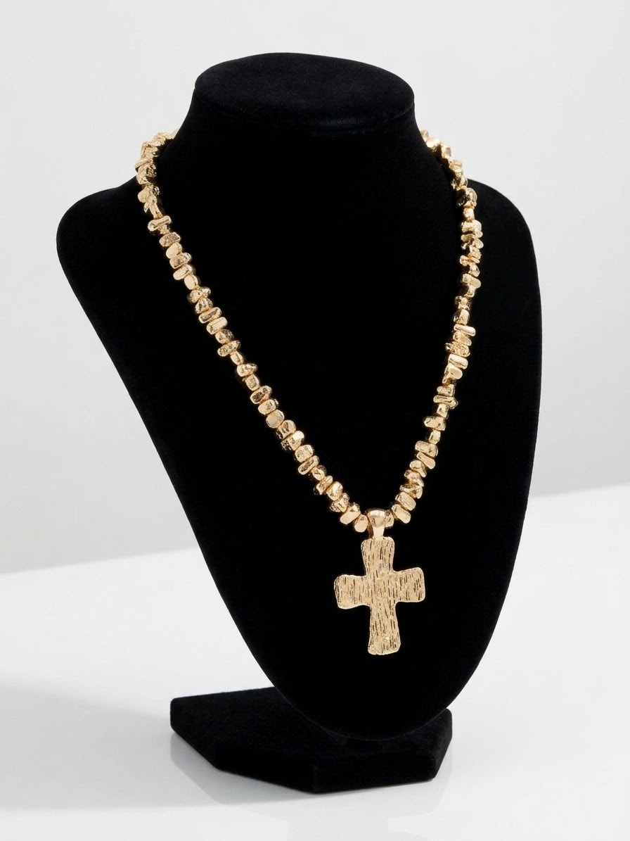 Collar religioso dorado con cruz texturizada y cuentas