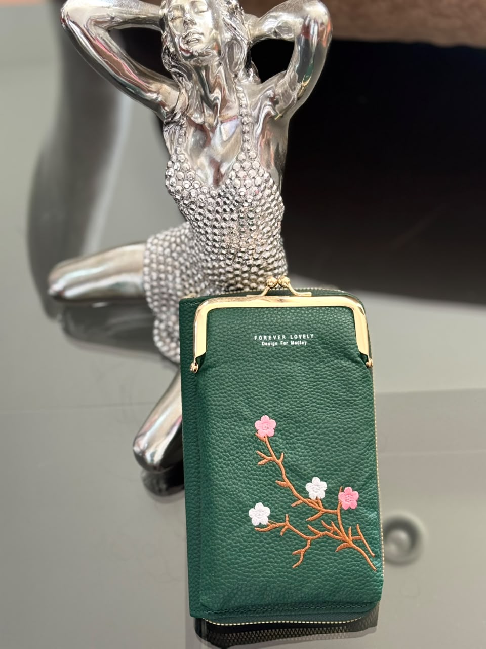 Forever Lovely, portacelular cruzado bordado en verde
