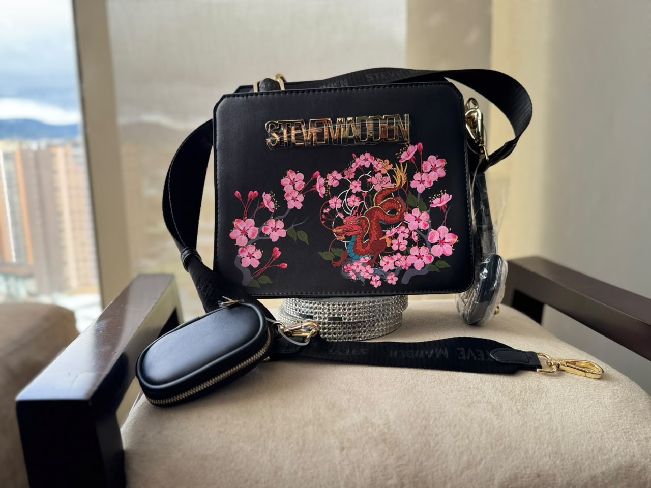 Steve Madden, bolso cruzado con estampado de dragón y flores