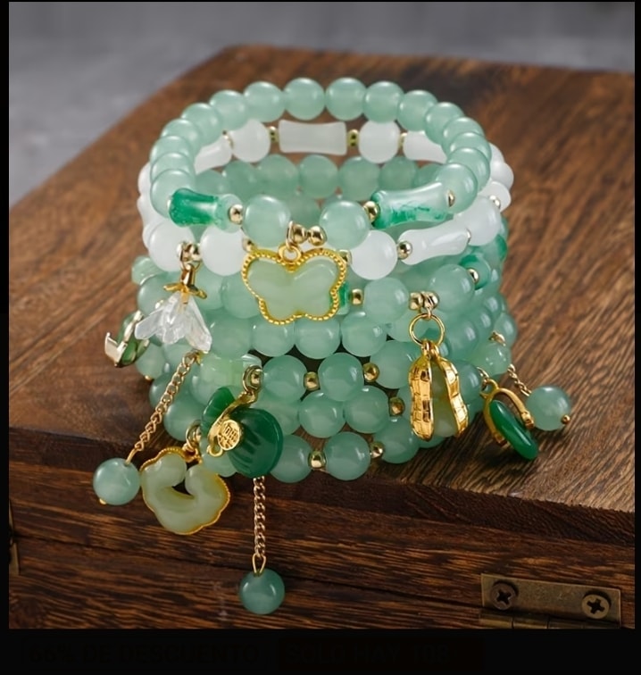 Pulsera multicapa con piedra verde y dijes