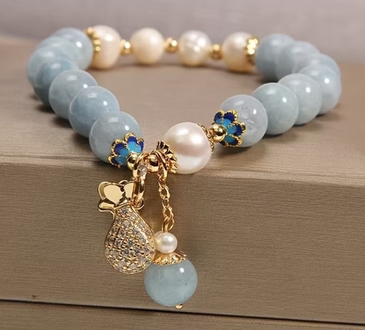 Pulsera de jade azul claro con perlas y bolsita dorada