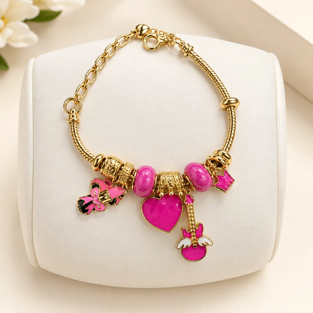 Pulsera tipo charm dorada con dijes fúcsia y corazones