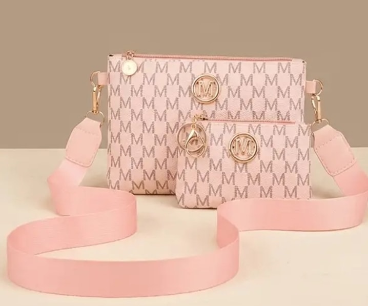 Set bolso bandolera y monedero rosa con estampado monograma