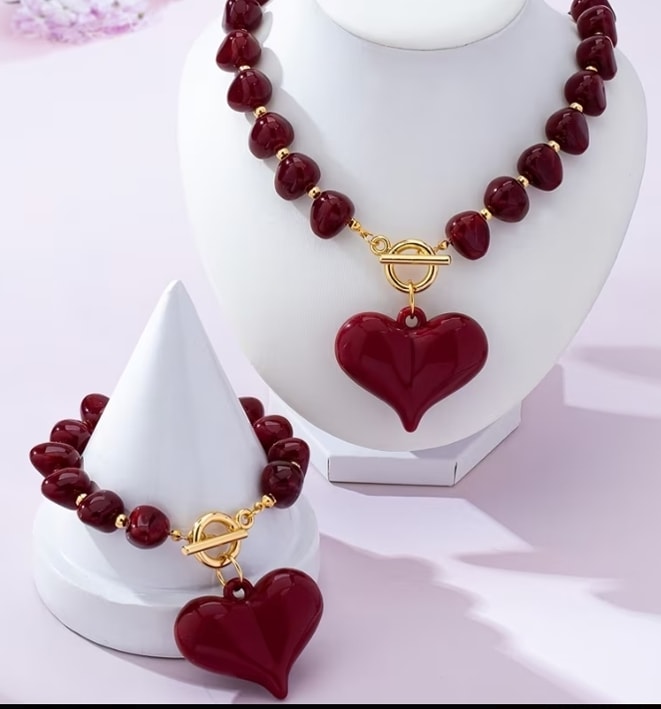 Set de collar y pulsera con corazón rojo y cuentas acrílicas